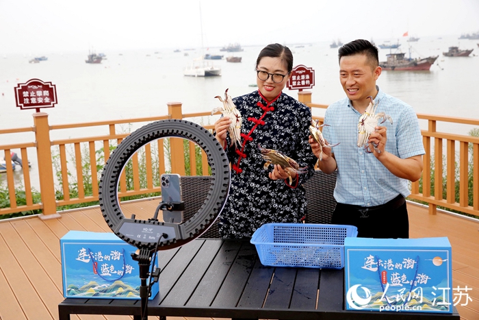 主播正向粉絲們推介海產品