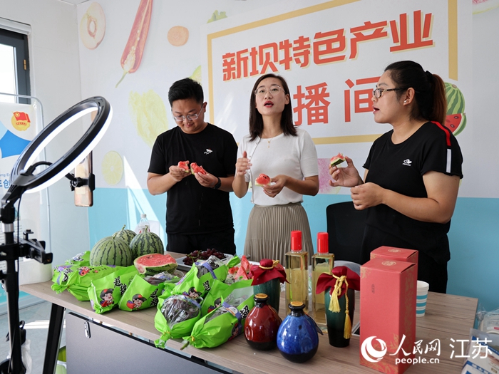主播正在推介當地特色農產品