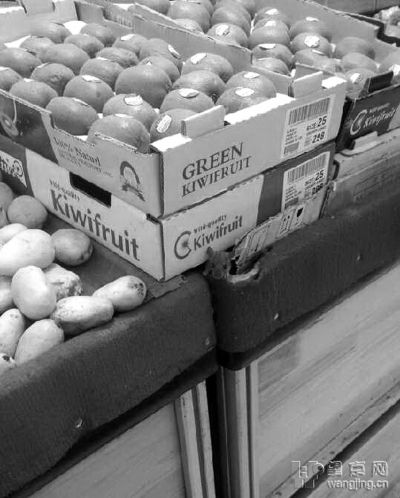 一只老鼠出現在水果銷售區。來源：望京網