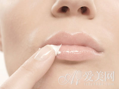  幹燥春季嘴唇上火起泡 教你五招解決煩惱