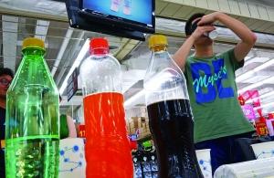 食品安全周超市爭推小試驗 碳酸飲料都是一個味兒 食品安全周超市爭推小試驗 碳酸飲料都是一個味兒