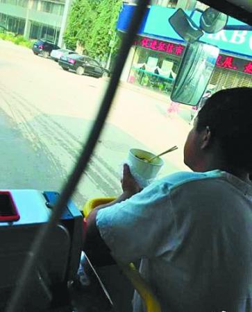 公交車上吃熱幹面不聽勸 無德男子挑釁“淡定司機” 公交車上吃熱幹面不聽勸 無德男子挑釁“淡定司機”