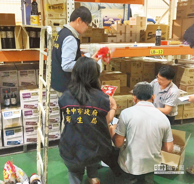 臺中市衛生局稽查太冠公司旗下恩旺物流公司，針對其進口日本受核災污染的餅幹、零嘴等食品進行清查。（衛生局提供）