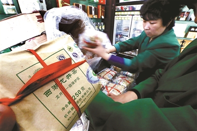 明前茶的銷售已漸入尾聲，北京青年報記者走訪茶葉市場發現，今年的茶葉市場價格明顯“親民”，在反貪反腐的社會大環境下，市場上很難看到萬元一斤的茶葉。與此同時，茶葉的包裝也趨于簡樸。這些新變化與往年動輒數萬或十幾萬的天價茶葉以及豪華包裝禮盒，形成了鮮明對比。