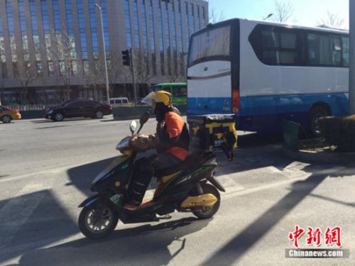 資料圖：匆忙穿梭在路上的外賣小哥。中新網記者 劉湃 攝