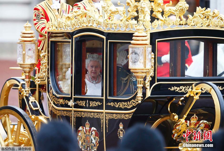 英女王全新禦用馬車亮相 車身鑲400片金箔逾十年打造