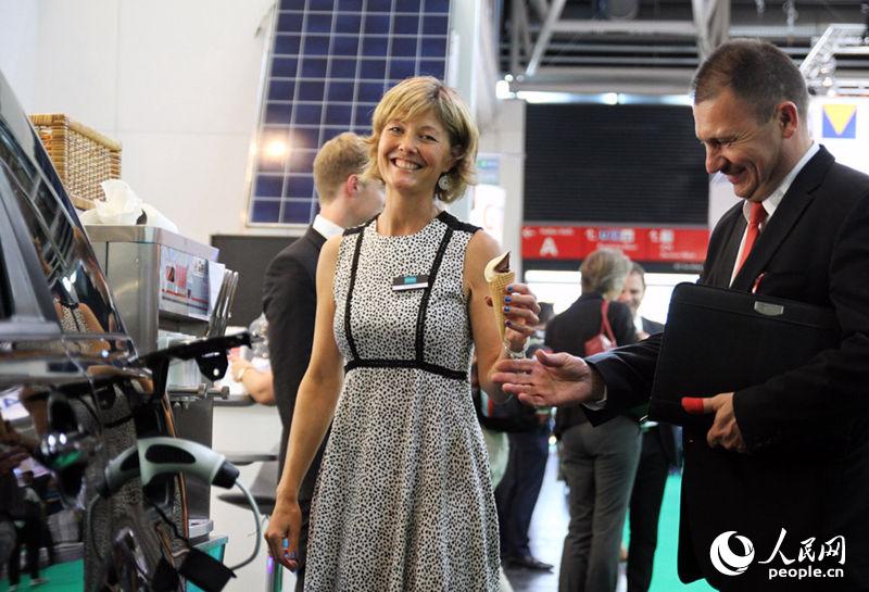 工作人員在用比亞迪電動車電池驅動制冰機，給觀眾制作冰激淋。人民網記者管克江攝