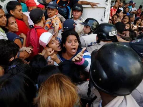 目前在委內瑞拉，很多超市里已經買不到主要的糧食物品，人們可以為了一包玉米粉大打出手。