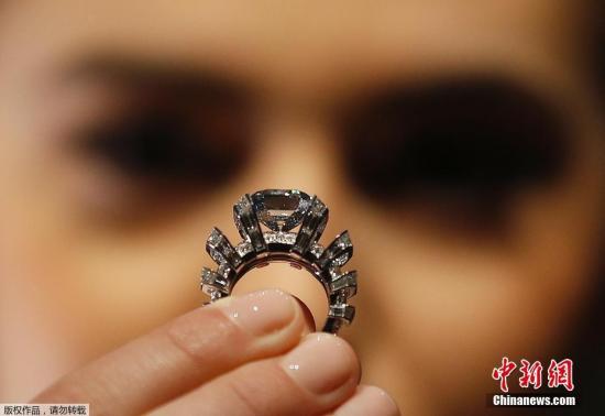 當地時間11月16日，一顆重8.01克拉的罕見藍色鑽石在瑞士日內瓦拍賣，預計成交價最高可達2500萬美元(約合1.71億元人民幣)。 蘇富比拍賣行提供的資料顯示，這顆切割成方形的藍色鑽石鑲嵌在一枚卡地亞戒指上，被命名為“蔚藍”。經美國寶石學院鑒定，這顆鑽石為純天然顏色，評級為鮮彩藍色，凈度VVS1，極佳打磨。鑽石專家表示，近年來彩鑽價格持續上漲，而藍色鑽石由于需求旺盛、出產較少價格飆升尤其顯著。