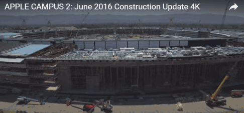 近日，一些外媒最近用無人機對蘋果公司正在施工的新總部大樓(Apple Campus 2)進行航拍，這個倣佛是UFO飛船的大樓主體部分已經完工。這棟大樓是喬布斯生前所設計。佔地面積約26萬平方米，原計劃于2015年建成，但由于設計變更預計將會在今年年底完工，配套設施則需要等到2017年才能全部建造完畢。除了比較特別的外觀，這棟大樓幾乎集合了所有蘋果公司的科技+環保理念，例如太陽能，Apple Campus 2可以實現電力自給自足，在陽光足夠時候，還可以通過內部的電池儲電;甚至有多余電力還可以出售給電力公司。此前，蘋果是CEO庫克(Tim Cook) 曾提到，預計2017年1月開始遷入這棟建築里，目前看，這一計劃可能被延遲。