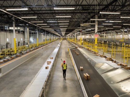 亞馬遜1.5萬機器人處理訂單:全自動 準確率99%