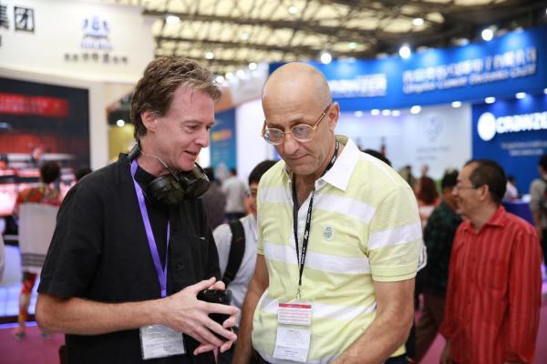 流光溢彩的智能鋼琴 FIND閃亮樂器展