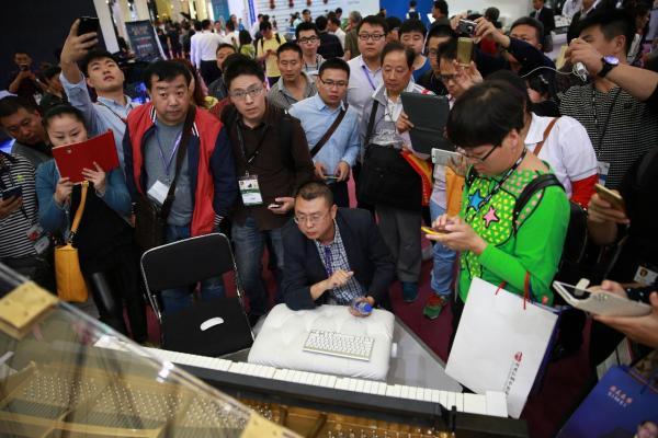 流光溢彩的智能鋼琴 FIND閃亮樂器展