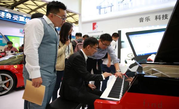 流光溢彩的智能鋼琴 FIND閃亮樂器展