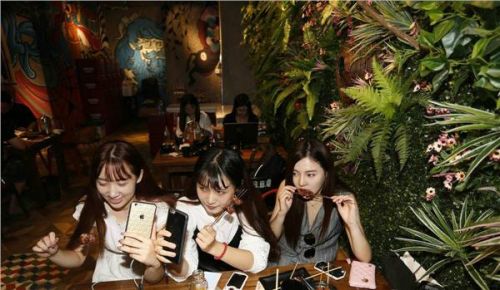 網絡女主播直播吃烤串 圍觀網友被批沒見過美女