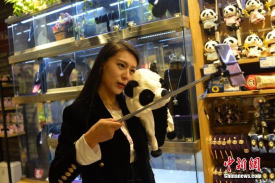 網絡主播每天工作超10小時設備美容等花銷不菲