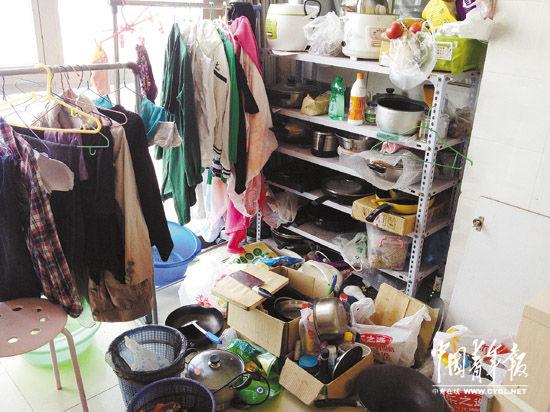  群租房廚房一角，“有一次吃飯的時候，我看到飯桌旁邊的暖氣管上有6只蟑螂，它們的旁邊就是開口的紅糖袋和大夥兒吃飯的碗。”一位租客說。本報記者 楊傑攝