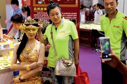 p37(1)7 月27 日，遼寧沈陽，模特身穿黃金內衣亮相沈陽國際珠寶展。黃金內衣為銀包金材，質重140g，市值約2300 元。