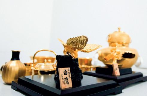 p37(2) 8 月2 日， 青島海關查獲一起中國籍旅客違規攜帶超高價值黃金制品入境案件，黃金制品16 件，總重7640 克，發票金額折合人民幣263 萬元， 涉稅106萬元。