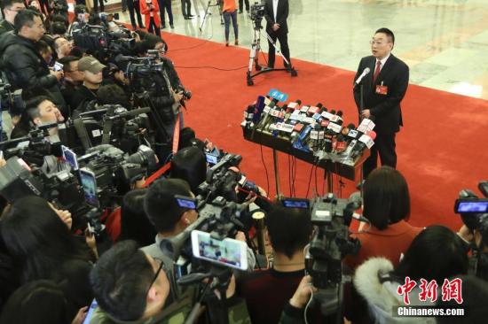 3月8日,十二屆全國人大五次會議在北京人民大會堂舉行第二次全體會議。水利部部長陳雷在“部長通道”接受記者採訪。中新社記者 盛佳鵬 攝