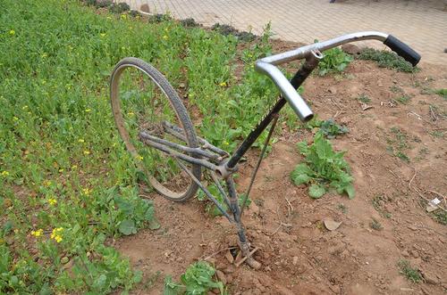 輪子是後輪，把的位置可不是原來的位置，看樣子是把自行車把焊接在了斜梁上，腳蹬位置的下面，又焊了一個鐵管，鐵管底部再裝上小鋤。圖為鋤地工具。