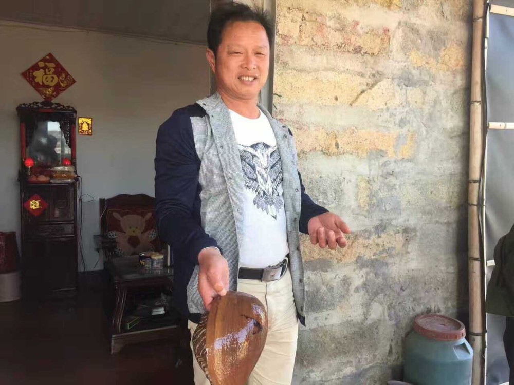 漁民撈個海螺當午飯發現稀有珍珠 據說價值幾十萬