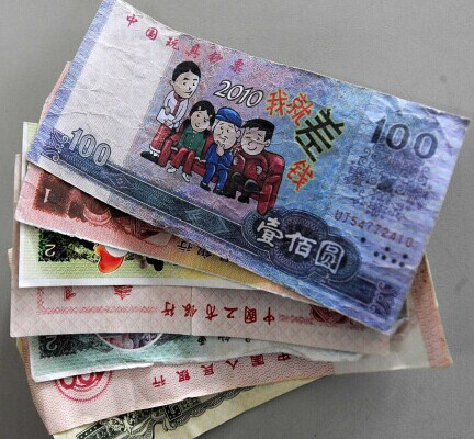 投幣箱里花樣多 奇葩“假幣”乘公交