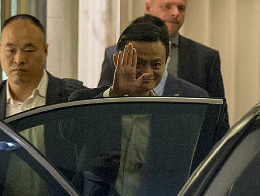 阿里巴巴集團的創始人和執行主席馬雲揮手致意，中國電子商務巨頭開始為期兩周的IPO市場營銷戰。