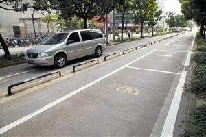 網友質疑路邊車位規劃不合理 網友質疑路邊車位規劃不合理