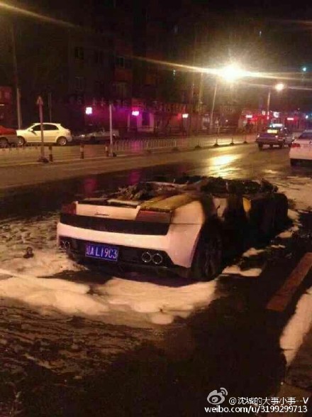 沈陽街頭價值420萬蘭博基尼自燃燒成廢鐵