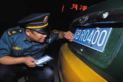 執法人員檢查發現，這輛克隆出租車車牌係盜竊而來