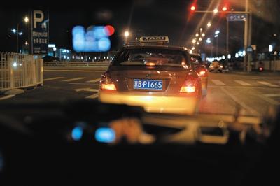 執法人員跟蹤到一輛被舉報的克隆出租車