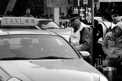 高倣出租車被扣 車主將孩子扔向執法隊員