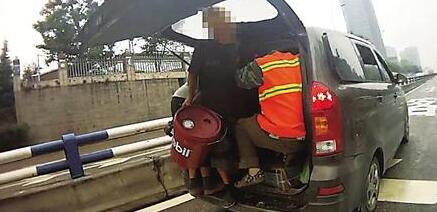 7人面包車裝14人