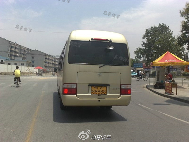 看車牌這車值百萬 近看幾萬?揚州霸氣路虎 看車牌這車值百萬 近看幾萬?揚州霸氣路虎