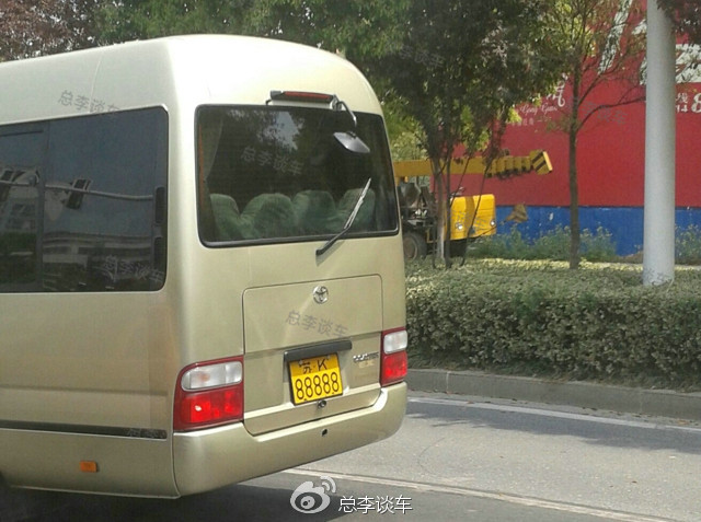 看車牌這車值百萬 近看幾萬?揚州霸氣路虎 看車牌這車值百萬 近看幾萬?揚州霸氣路虎