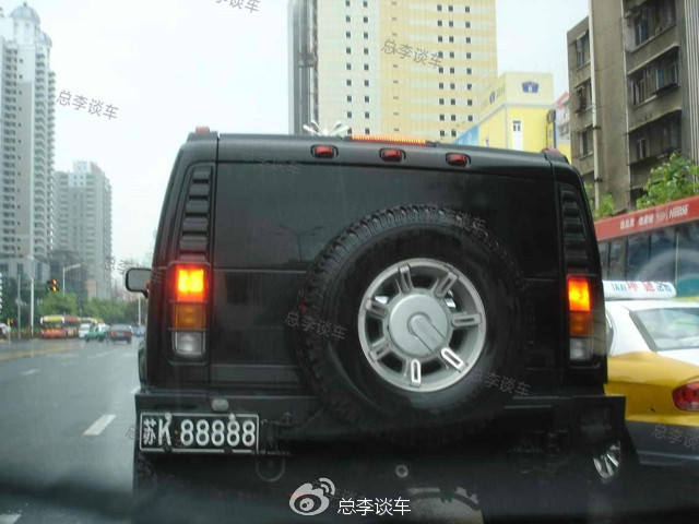 看車牌這車值百萬 近看幾萬?揚州霸氣路虎 看車牌這車值百萬 近看幾萬?揚州霸氣路虎