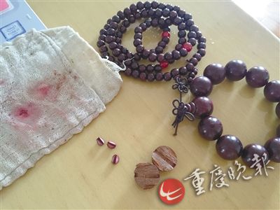 小葉紫檀手鏈敲開發現是染色的普通木珠