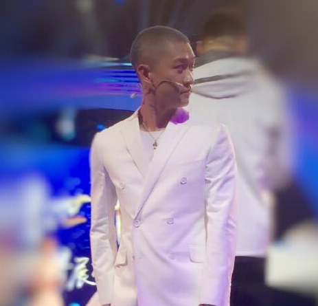 曹雲金染白發寸頭