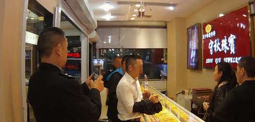 店老板化身“黃金大盜” 五分鐘盜竊80枚金戒指