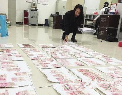 老人鑿開牆壁暗藏積蓄3年 7萬現金爛成錢渣