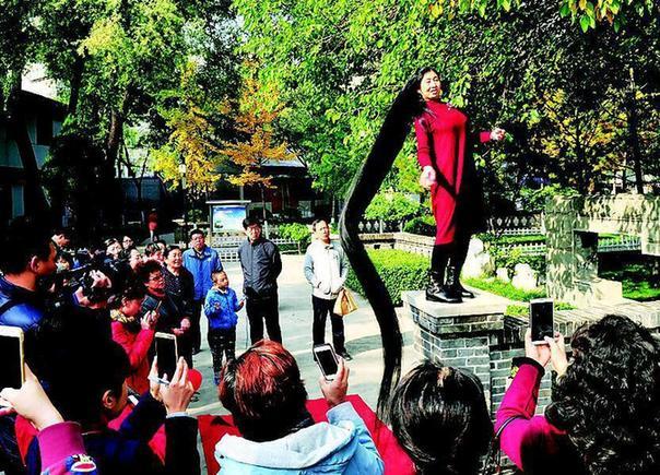 太原60歲大媽蓄發3.38米 想申請“吉尼斯之最”