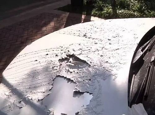 昆明一高檔小區 百萬奔馳豪車被潑硫酸毀了