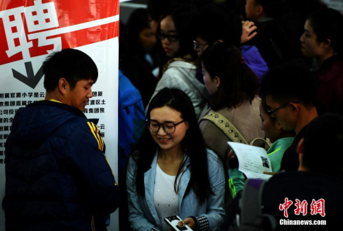 3月10日，“2017年昆明市公、民辦學校面向全國招聘校長(園長)、教師洽談會”在昆明舉行。參加此次招聘活動的單位為昆明市轄區內有用人需求計劃和高校畢業生就業見習計劃的公、民辦學校、幼兒園、培訓機構。參加的公、民辦學校共112家，其中公辦學校13家，崗位需求3156人。此次招聘會進場求職人數達到近萬人，為歷年來最高。現場達成就業意向960余人。<a target='_blank' href='http://103.249.53.35/gate/big5/www.chinanews.com/' _fcksavedurl='http://103.249.53.35/gate/big5/www.chinanews.com/'></table><p  align=