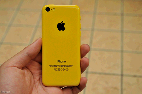 曾搶先放出Moto X、黑莓Z10等手機高清諜照的越南科技網站tinhte再次發力,為我們帶來了iPhone 5C的新諜照。雖然只是模型,但該網站表示,這是最接近真實iPhone 5C的色彩。圖片來源:大公網