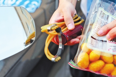 揭秘高速上碰瓷作案手段:彈弓射橄欖造剮蹭假象