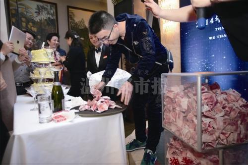 溫州土豪老板年會上發錢員工哭了：不是給我們的