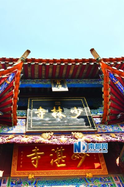 如今對外統稱“昆明少林寺”的官渡四所古剎是少林寺首次對其他寺廟進行托管。古剎之一的妙湛寺，山門從上到下依次挂著三個匾額。南都記者 高龍 攝