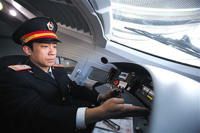 確認屏幕正常顯示，或在行車過程中見到地面標識，確認車載儀器上顯示對應信息。