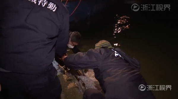 張某今年47歲，內蒙古人，在當地開辦有大米加工廠、旅館等多個實業，在圈內小有名氣。2010年，張某以企業運作為由向溫州男子胡某借款2650萬元以及其他大額賭債。2012年6月10日，胡某邀請張某到杭州溫德姆酒店談判還錢的事。談判未果後，胡某指示孫某、李某等人將張某控制，並于當晚帶至溫州看管。與此同時，胡某聯係張某家屬，索要5000萬贖金，並稱付錢即放人。圖為打撈屍體出水。